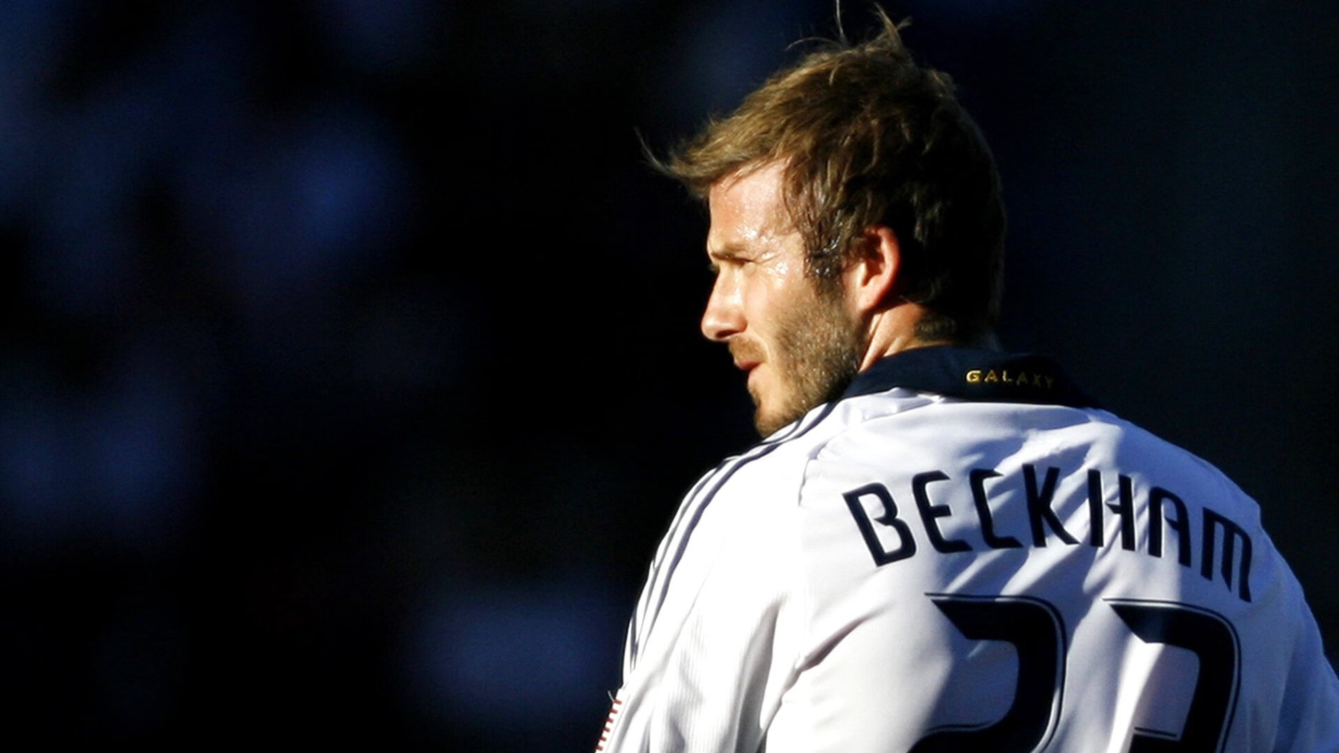 社交媒体热议国足比赛，话题不断，国足评论文章