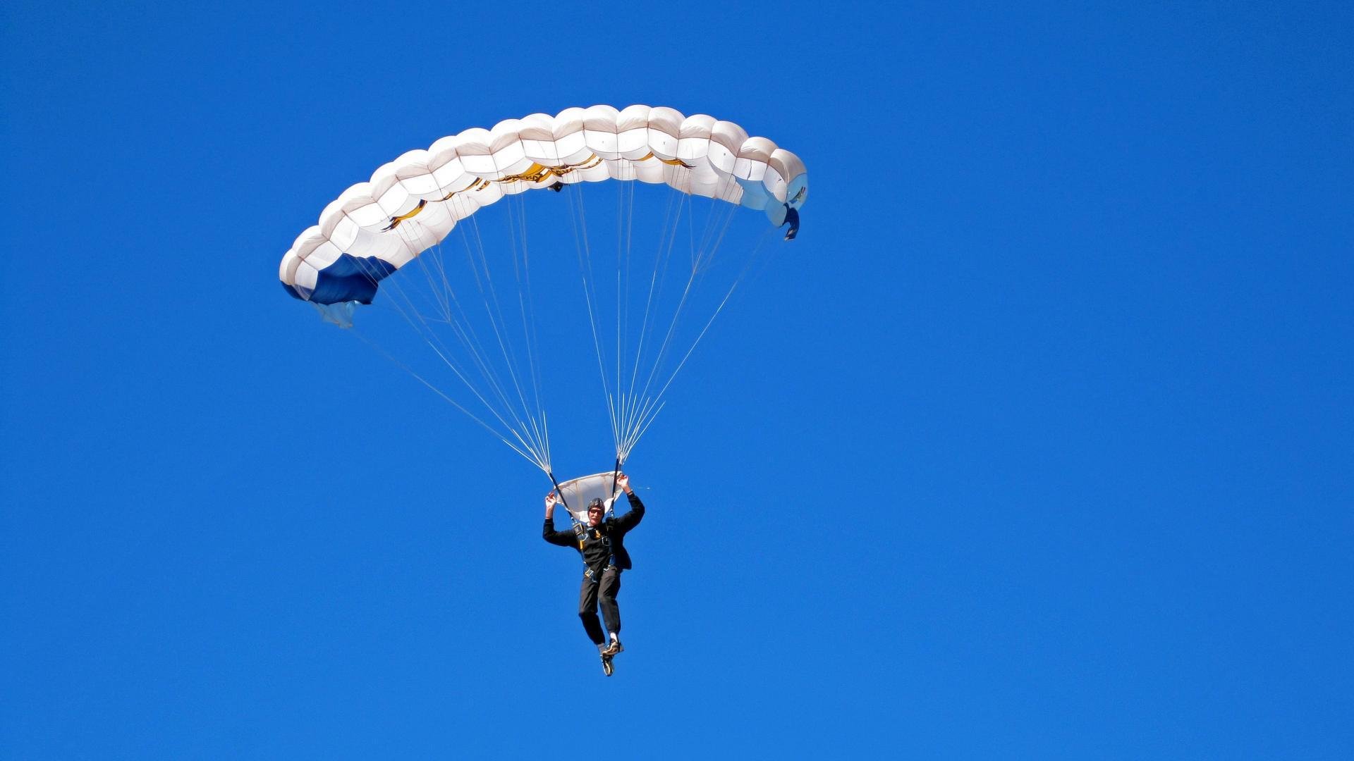 逆境中的英雄：WRC车手应对极端天气的精彩瞬间